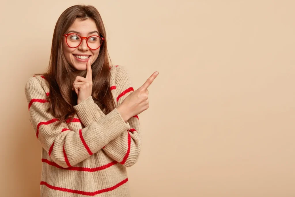 Jeune femme enthousiaste avec lunettes rouges encourageant à souscrire après le test IPTV gratuit